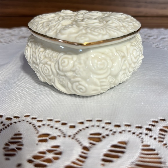 Vtg,International Silver Co. Porcelain Heart Shape White Roses BoxChristmas Gift - Picture 2 of 10